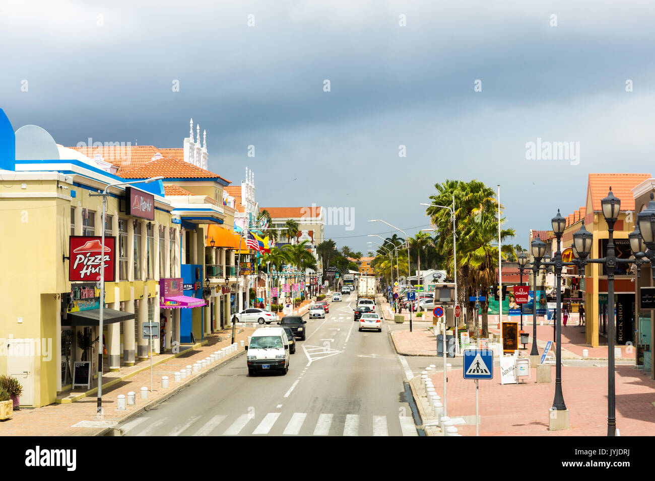 ORANJESTAD, Aruba - 25. JULI 2017: Lloyd G. Smith Boulevard an einem Sommertag. Dieser hauptverkehrsstraße in der Stadt, hat vor kurzem eine wichtige Shop werden Stockfoto