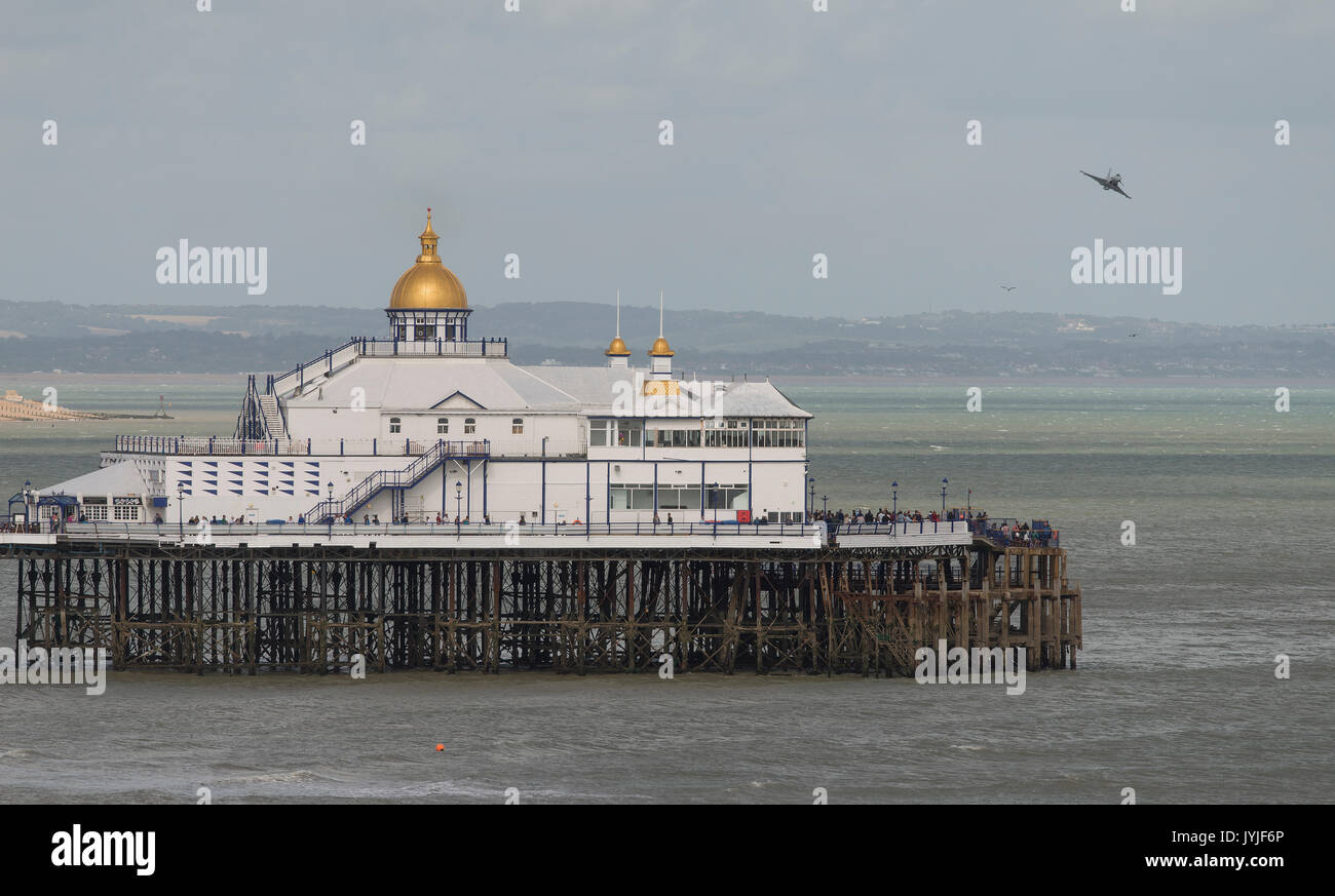 RAF Eurofighter Typhoon fliegt über Eastbourne Pier an Airbourne 2017, Eastbourne, England. Stockfoto