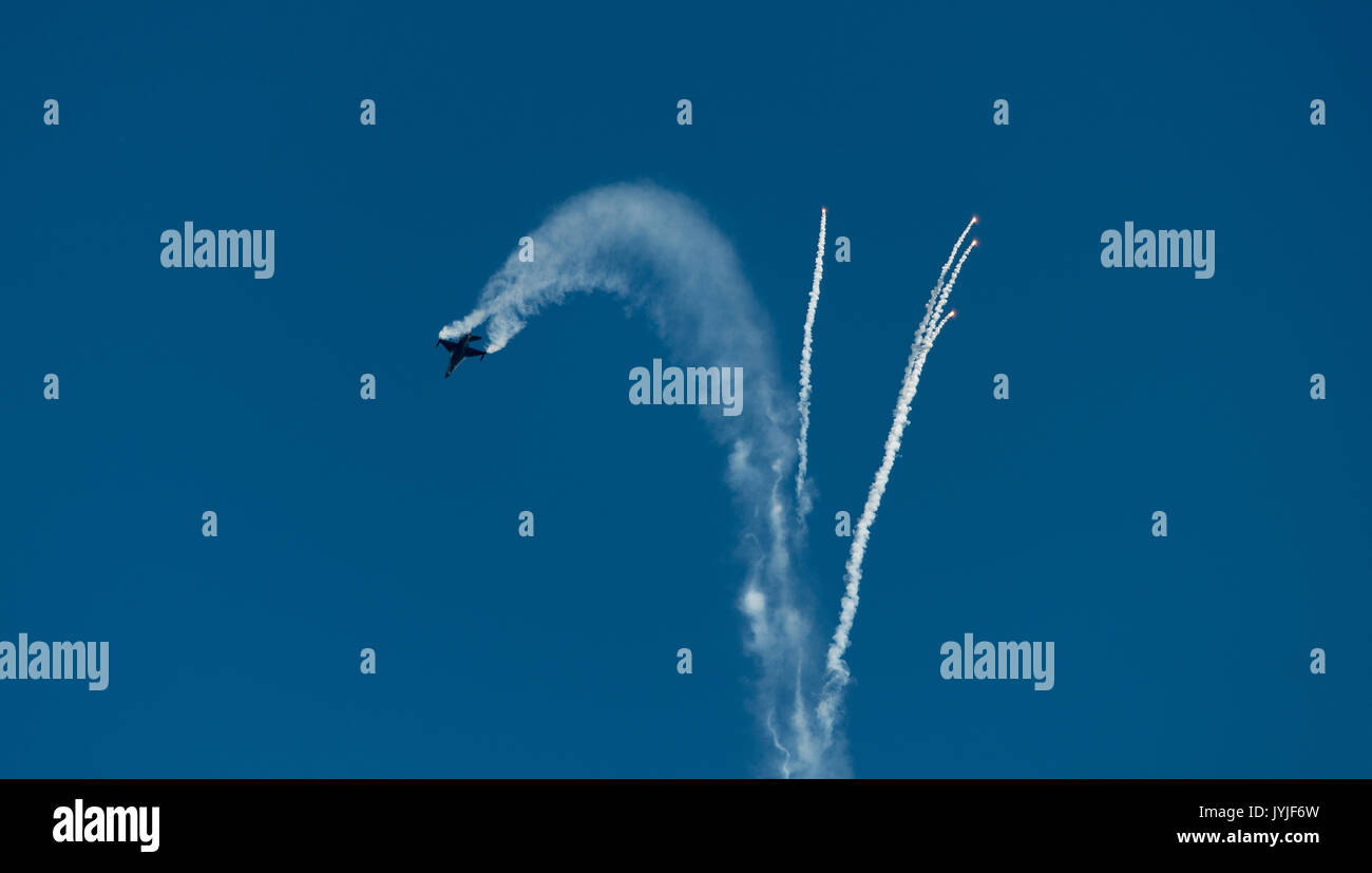Eine belgische Luftwaffe F-16 Pressemitteilungen gegen Hitze, die Rakete flares gegen einen blauen Himmel bei Airbourne 2017, Eastbourne, England. Stockfoto