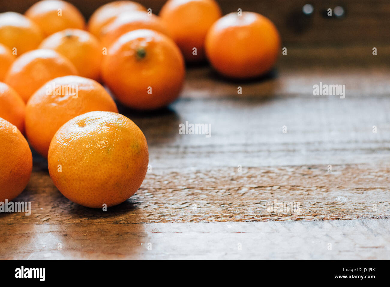 Kalifornien lokal gewachsene organische Orangen in einer Holzkiste Stockfoto