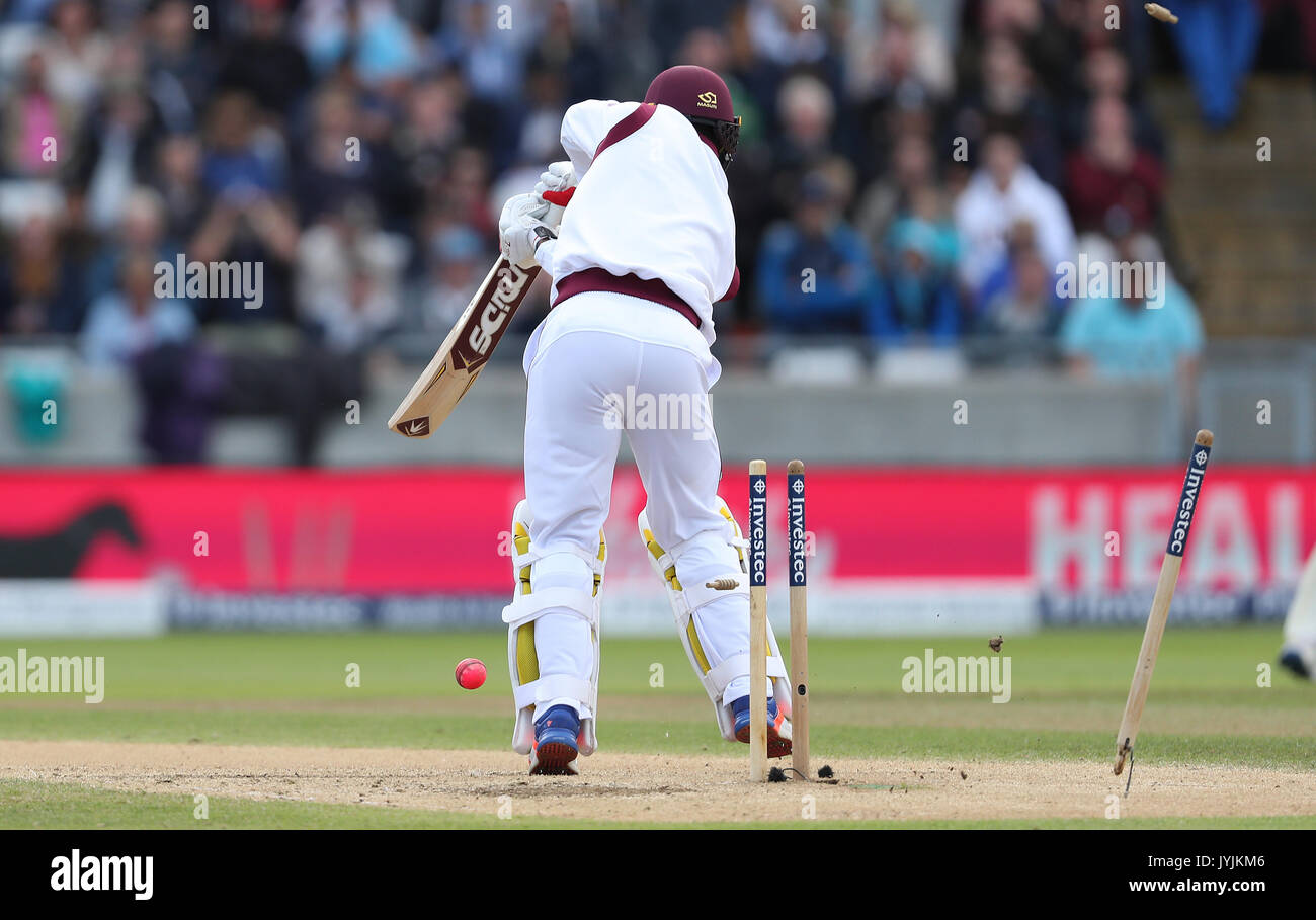 West Indies Kemar Roach wird am dritten Tag des ersten Investec-Test-Spiels in Edgbaston, Birmingham, von dem englischen Stuart Broad geleitet. DRÜCKEN SIE VERBANDSFOTO. Bilddatum: Samstag, 19. August 2017. Siehe PA Geschichte CRICKET England. Bildnachweis sollte lauten: David Davies/PA Wire. Stockfoto