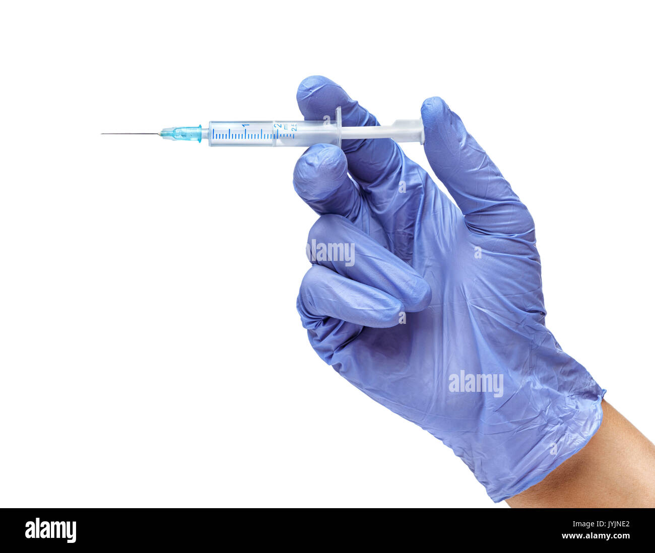 Des Menschen Hand in medizinischen Handschuhen mit medizinischen Spritze auf weißem Hintergrund. Medizinisches Konzept. Close Up. Produkt mit hoher Auflösung Stockfoto
