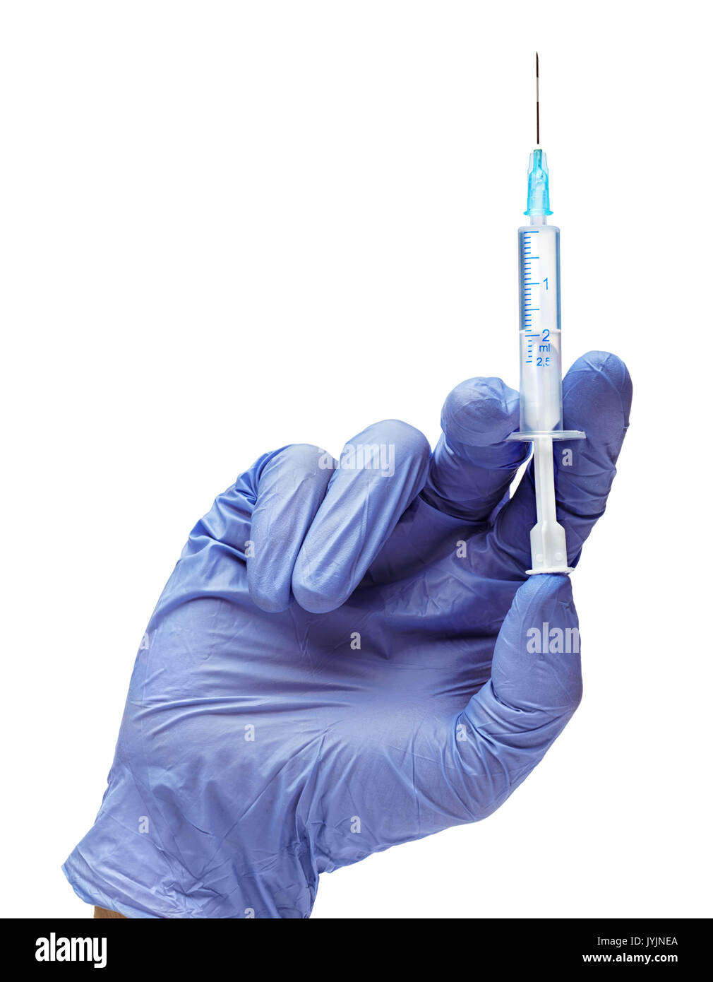 Hand des Menschen in medizinischen Handschuhen hält eine Spritze auf weißem Hintergrund. Medizinisches Konzept. Close Up. Produkt mit hoher Auflösung Stockfoto