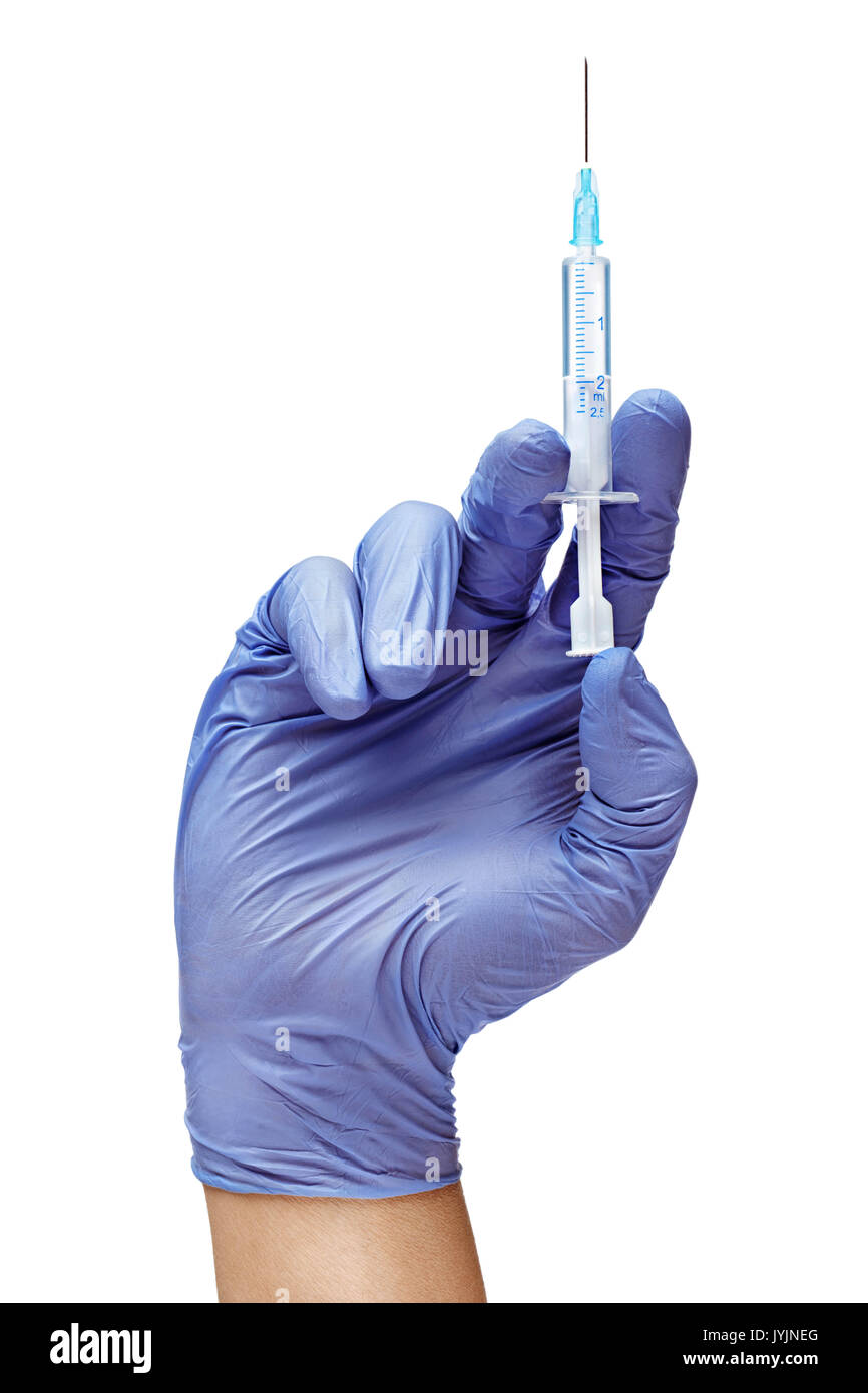 Des Menschen Hand in medizinischen Handschuhen mit Spritze auf weißem Hintergrund. Medizinisches Konzept. Close Up. Produkt mit hoher Auflösung Stockfoto