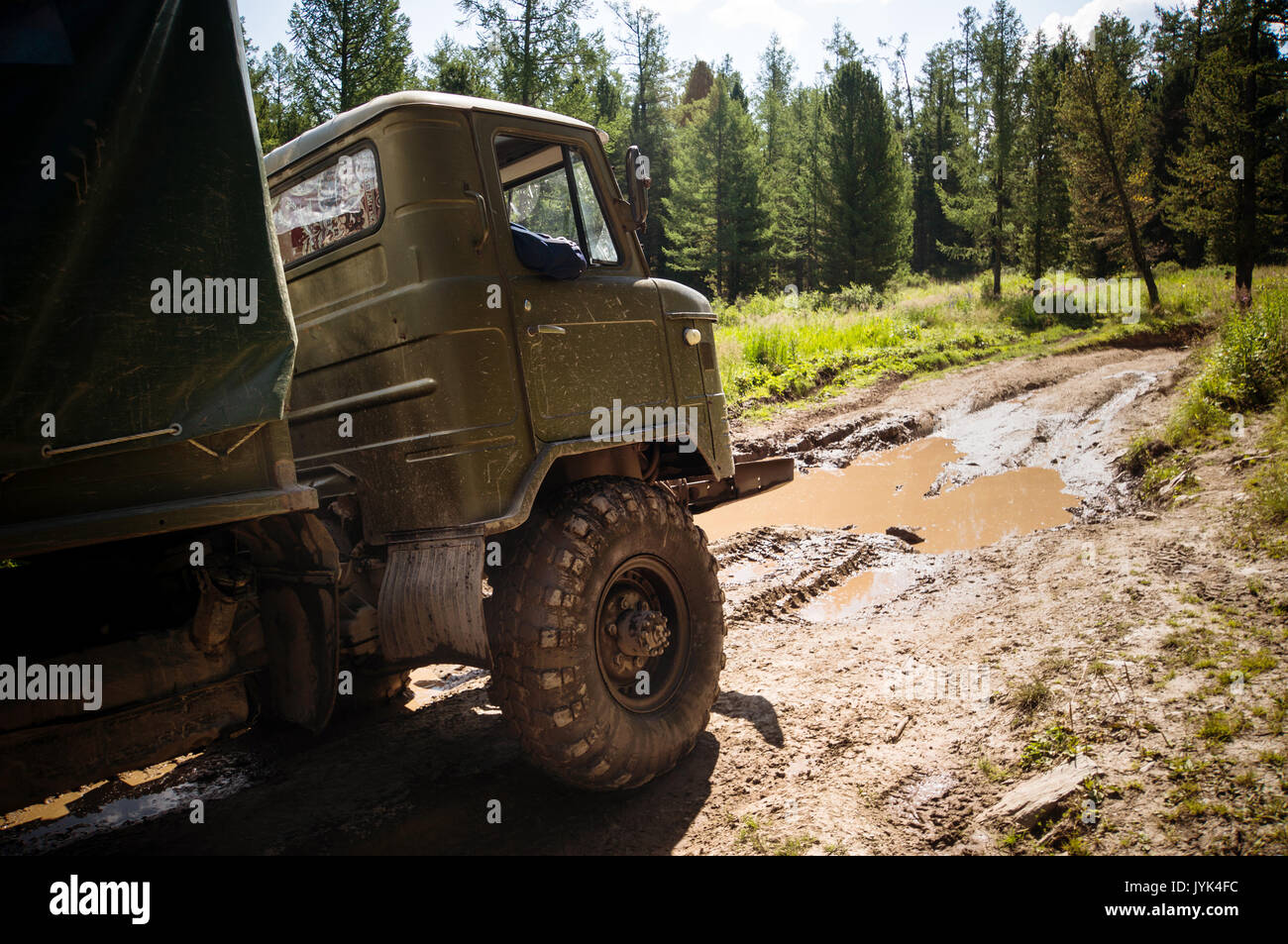 Schwere leistungsstarke Lkw Geländewagen mit Off-road-Räder, die Hindernisse in schwierigem Gelände überwinden. Russische militärische Ausrüstung in Aktion. Stockfoto