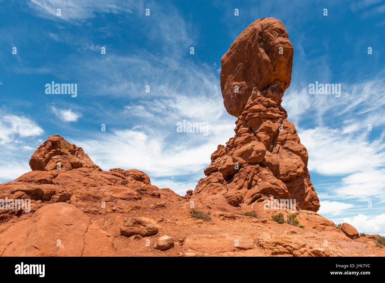 Die geologische Felsformation der Balanced Rock im Arches National Park an einem heissen Sommertag, Utah, Vereinigten Staaten von Amerika. Stockfoto
