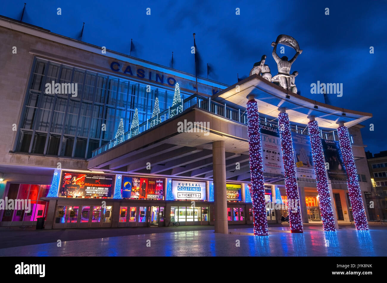 Die beleuchteten casino Gebäude von Ostende im Zentrum der Stadt bei Nacht, Belgien. Stockfoto