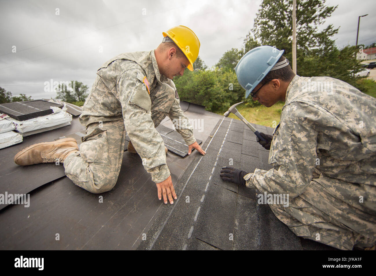 U.S. Army Reserve SPC. Edwin Greene, 486Th Engineer Company und Pvt. Mikel Torres, installieren Sie Schindeln während des Kampfes Support Training (CSTX) 86-17-02 am Fort McCoy, Wis., 17. August 2017. CSTX umfasst mehr als 12.000 service Mitglieder aus der Armee, Marine, Luftwaffe und Marine Corps sowie aus sechs Ländern. CSTX ist ein groß angelegtes Training Event, wo Einheiten taktische Schulung Szenarien speziell für real zu replizieren - Welt Missionen erleben. (U.S. Armee finden Foto von SPC. John Russell) Stockfoto