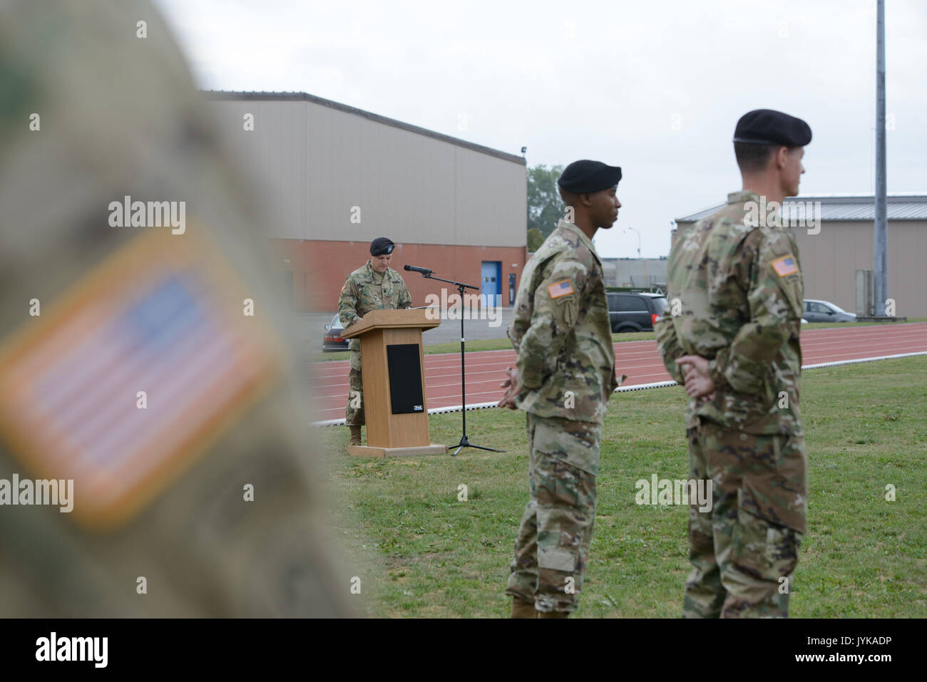 Von links: US-Armee Oberstleutnant Nicholas E. Prisco, Commander, 39th Signal Battalion, gibt seine Erläuterungen für die Änderung der Verantwortung zwischen Command Sgt. Maj. Joe C. Birkhead IV und Command Sgt. Maj. Timothy D. McGuire, in Chièvres, Belgien, 27. Juli 2017. (U.S. Armee Foto von visuellen Informationen Spezialist Pierre-Etienne Courtejoie) Stockfoto