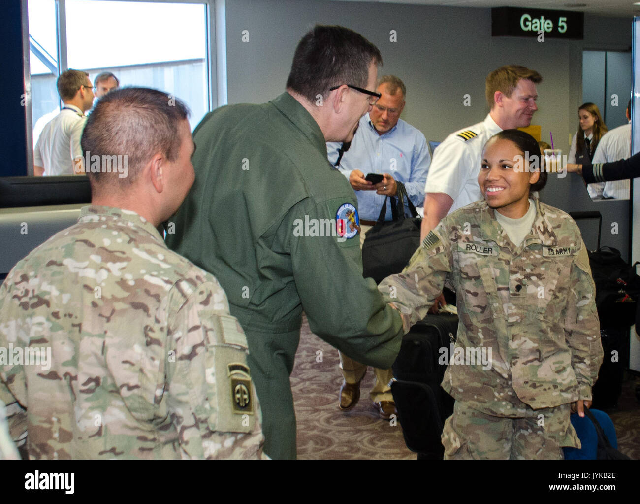 Generalmajor Michael T. McGuire, der Adjutant General der Alabama Army National Guard, grüßt ein SPC. Vanessa Walze auf die 159 Finance Management Support Loslösung aus einem 9-monatigen Einsatz in Afghanistan zur Unterstützung der Operation Freiheit Sentinel. Dies war der 159 th Einsatz seit 9/11. (Oklahoma Army National Guard Foto von Sgt. 1. Klasse Robert Freese) Stockfoto