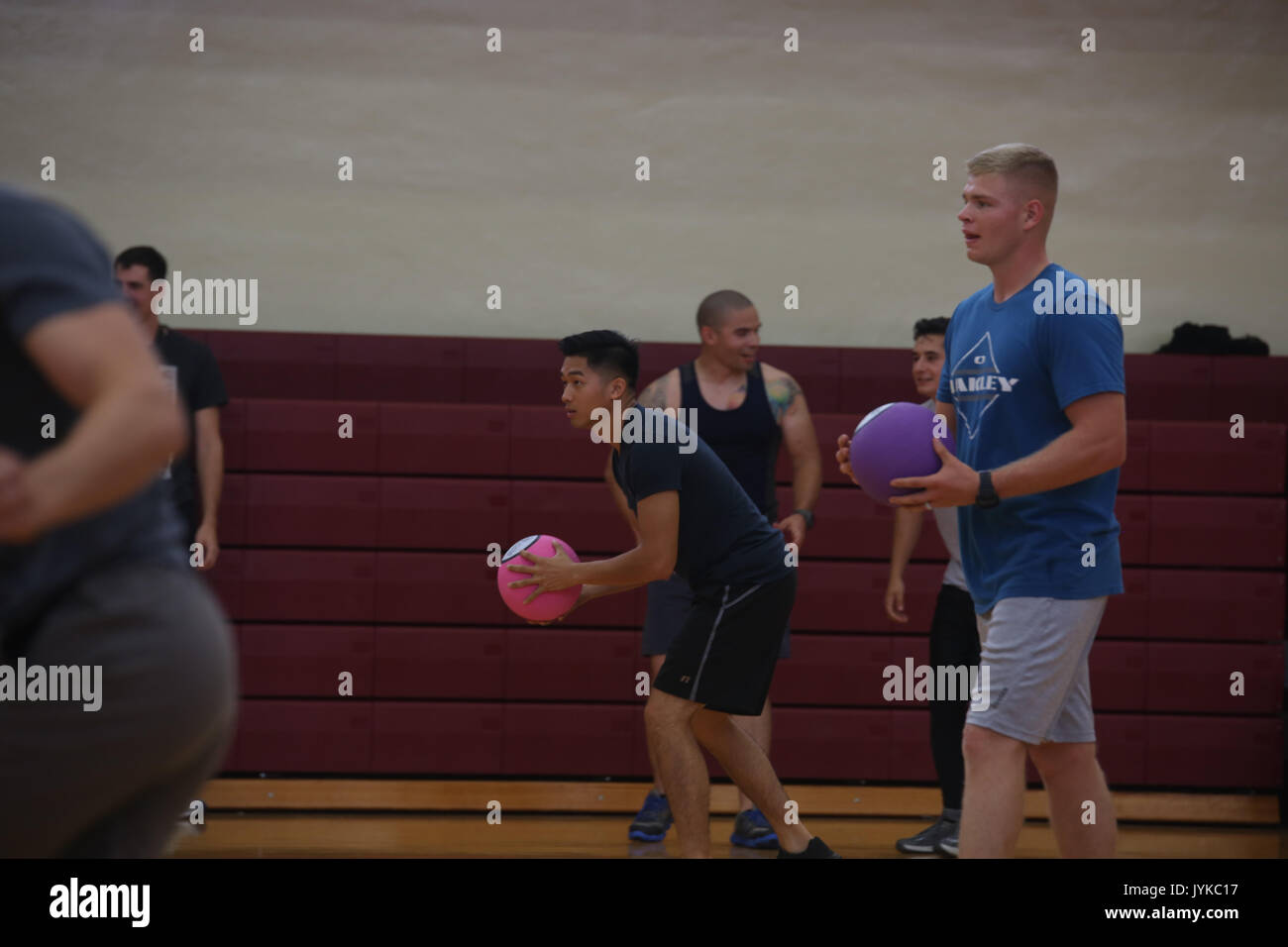 Eine Marine und seine Mannschaftskameraden nehmen an einem dodgeball Turnier als Teil der Semper passen Summer Challenge an Bord Marine Corps Recruit Depot Parris Island, August 8. Der Summer Challenge ist ein Programm zur Förderung einer gesunden, aktiven Lebensstil und baut Einheit Zusammenhalt. Stockfoto