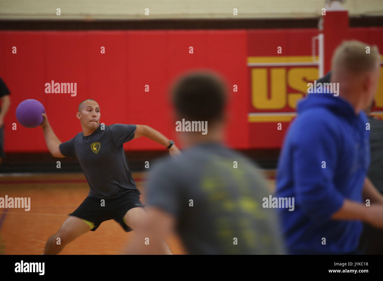 Ein Marine wirft ein DODGEBALL als Teil der Turnier für die Semper passen Summer Challenge an Bord Marine Corps Recruit Depot Parris Island, August 8. Die Herausforderung der Sommer ist ein Programm, das fördert einen gesunden, aktiven Lebensstil und baut Einheit Zusammenhalt. Stockfoto