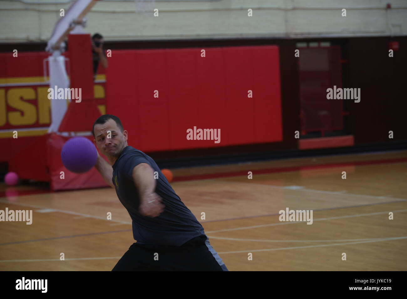 Ein Marine bereitet eine dosgeball als Teil einer Turnier der Semper passen Summer Challenge an Bord Marine Corps Recruit Depot Parris Island, 8. August zu werfen. Der Summer Challenge ist ein Programm zur Förderung einer gesunden, aktiven Lebensstil und baut Einheit Zusammenhalt. Stockfoto