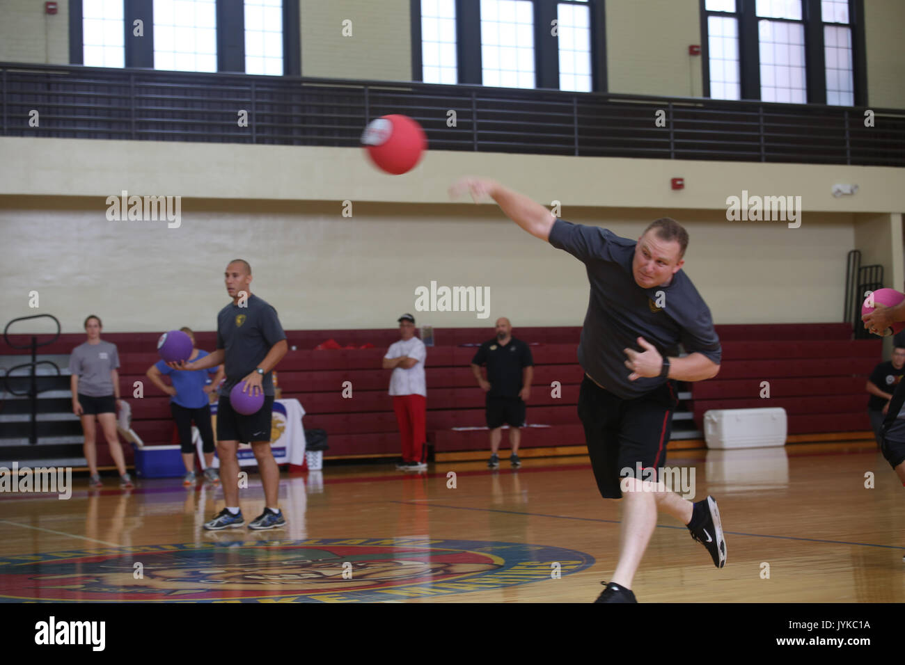 Eine Marine und seine Mannschaftskameraden nehmen an einem dodgeball Turnier als Teil der Semper passen Summer Challenge an Bord Marine Corps Recruit Depot Parris Island, August 8. Der Summer Challenge ist ein Programm zur Förderung einer gesunden, aktiven Lebensstil und baut Einheit Zusammenhalt. Stockfoto