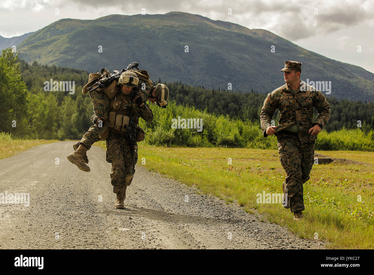 Us-Marines mit 1St Bataillon, 25 Marine Regiment, 4 Marine Division, Marine Reserve und Mitglieder der 1. Squad Feuerwehrmann ein tragen ein weiteres beim Fertigstellen einer zeitgesteuerten Granate Angriff während der Bekämpfung der Treffsicherheit Härtetest in der Kleinwaffen Komplex auf gemeinsamer Basis Elmendorf-Richardson, Alaska, Aug 8, 2017. Die Marinesoldaten und Matrosen getestet ihre Fähigkeiten, das volle Spektrum der Infanterie während der Wettbewerb um den Titel des 4. Marine Division Super Squad zu leiten. (U.S. Marine Corps Foto von Sgt. Justin A. Bopp/Freigegeben) Stockfoto