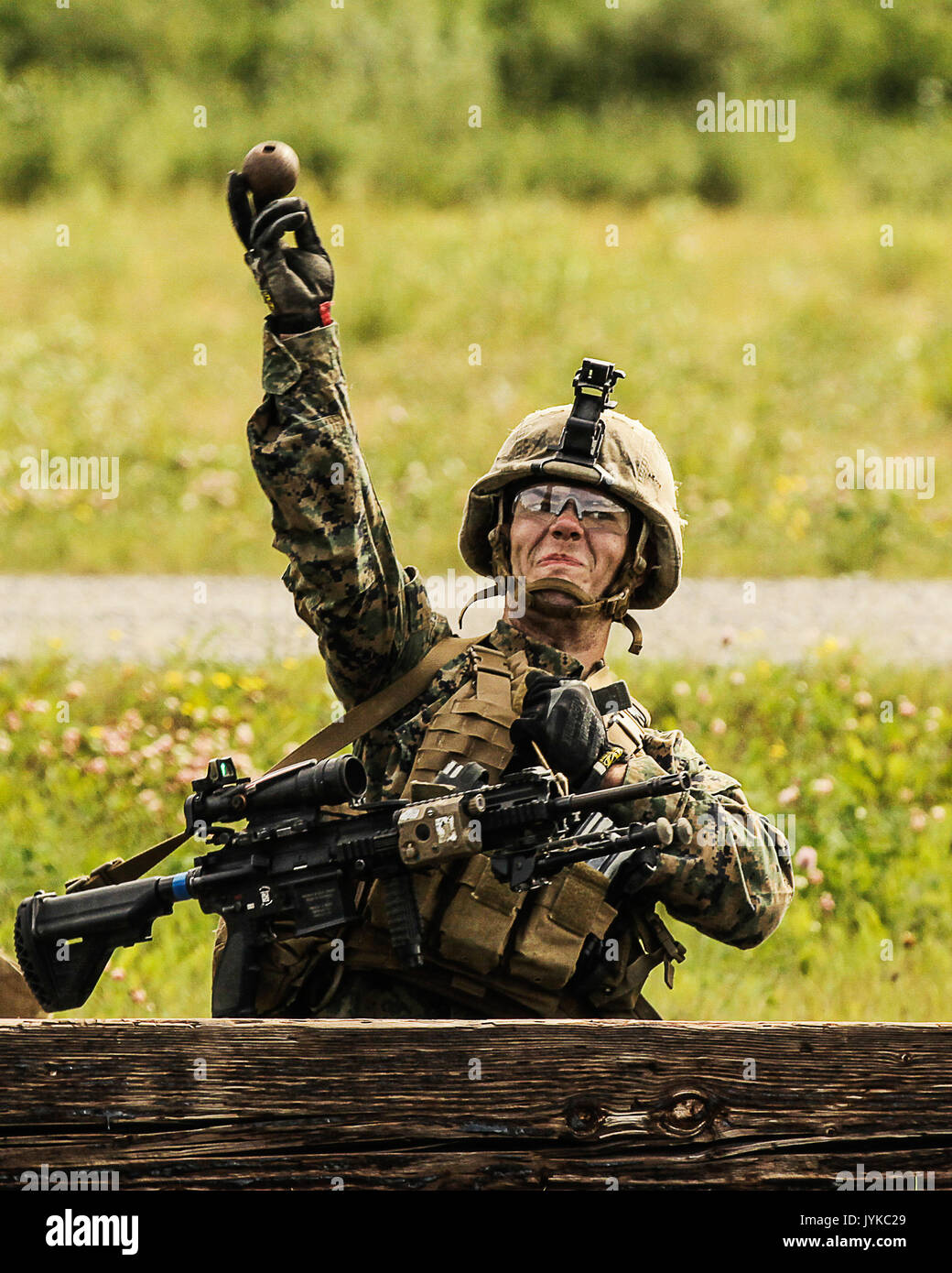 Us-Marines mit 1St Bataillon, 25 Marine Regiment, 4 Marine Division, Marine Reserve und Mitglieder der 1. Squad leiten einen zeitgesteuerten Granate Angriff während der Bekämpfung der Treffsicherheit Härtetest in der Kleinwaffen Komplex auf gemeinsamer Basis Elmendorf-Richardson, Alaska, Aug 8, 2017. Die Marinesoldaten und Matrosen getestet ihre Fähigkeiten, das volle Spektrum der Infanterie während der Wettbewerb um den Titel des 4. Marine Division Super Squad zu leiten. (U.S. Marine Corps Foto von Sgt. Justin A. Bopp/Freigegeben) Stockfoto