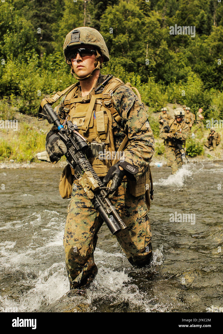 Us Marine Corps Unteroffizier Michael Mai, Team Leader mit Super Squad Wettbewerb 1 Gruppe, aus dem 1 Bataillon, 25 Marine Regiment, 4 Marine Division, Marine Reserve, führt einen Fluss überqueren bei der Bekämpfung der Treffsicherheit Dauertest Phase II auf einer gemeinsamen Basis Elmendorf-Richardson, Alaska, Aug 8, 2017. Super Squad Wettbewerbe wurden entwickelt, um eine 14-Mann Infanterie Squad in ein weites Feld und Live-fire Evolution zu bewerten. (U.S. Marine Corps Foto von Sgt. Justin A. Bopp/Freigegeben) Stockfoto