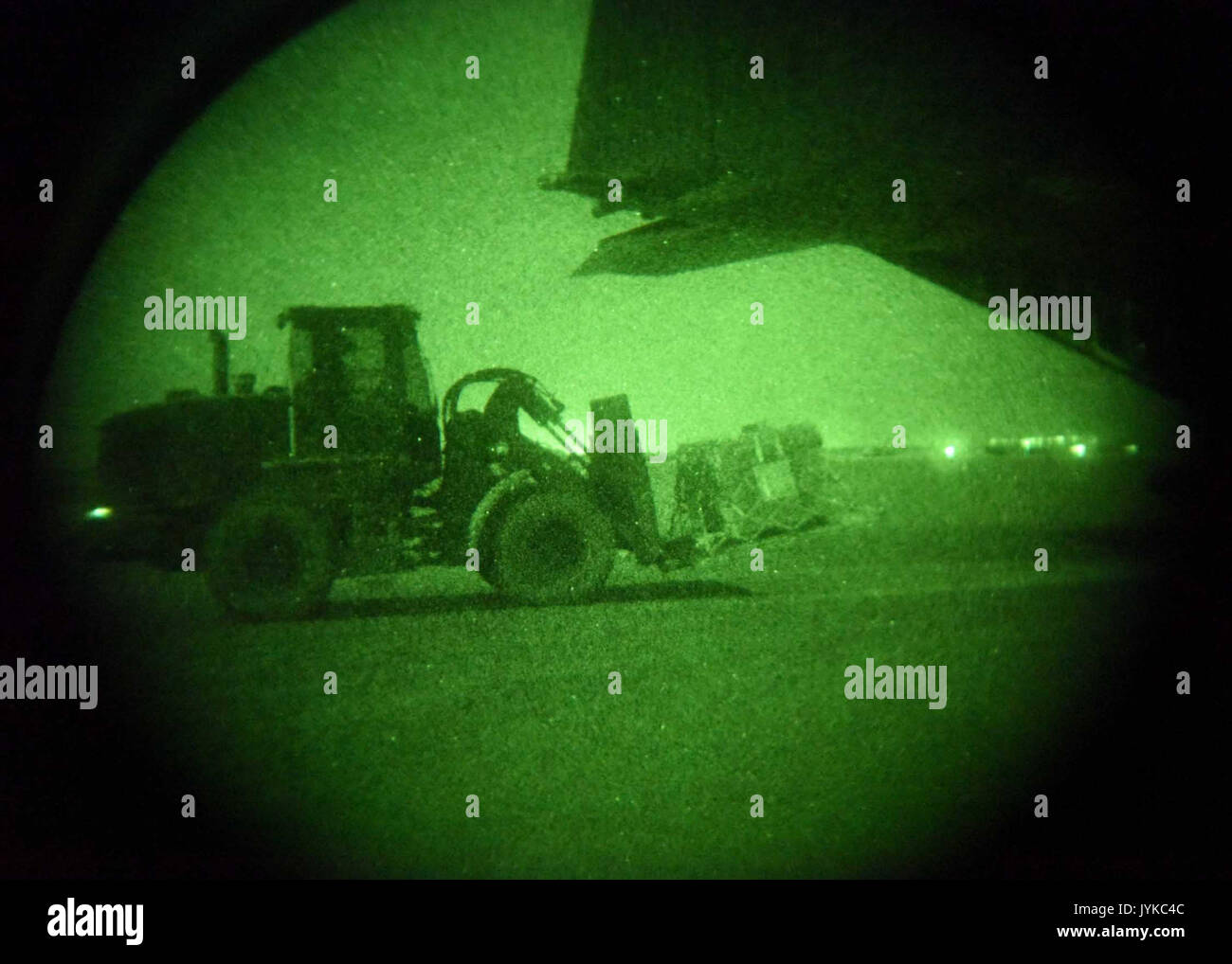 Eine Antenne Porter eingesetzt zur Unterstützung der Combined Joint Task Force - inhärenten Lösen und der 442Nd Air Expeditionary Squadron off-Ladungen Ladung von der C-130 Hercules bei Qayyarah West Airfield, Irak, 1. Juli 2017 zugewiesen. Antenne Torhüter halten die Logistik, die Überwachung der Bewegung der Ladung und Passagiere, bei logistischen Knotenpunkt der Mossul offensive. CJTF-OIR ist die globale Koalition zu besiegen ISIS im Irak und in Syrien. (U.S. Air Force Foto von Tech. Sgt. Jonathan Hehnly) Stockfoto