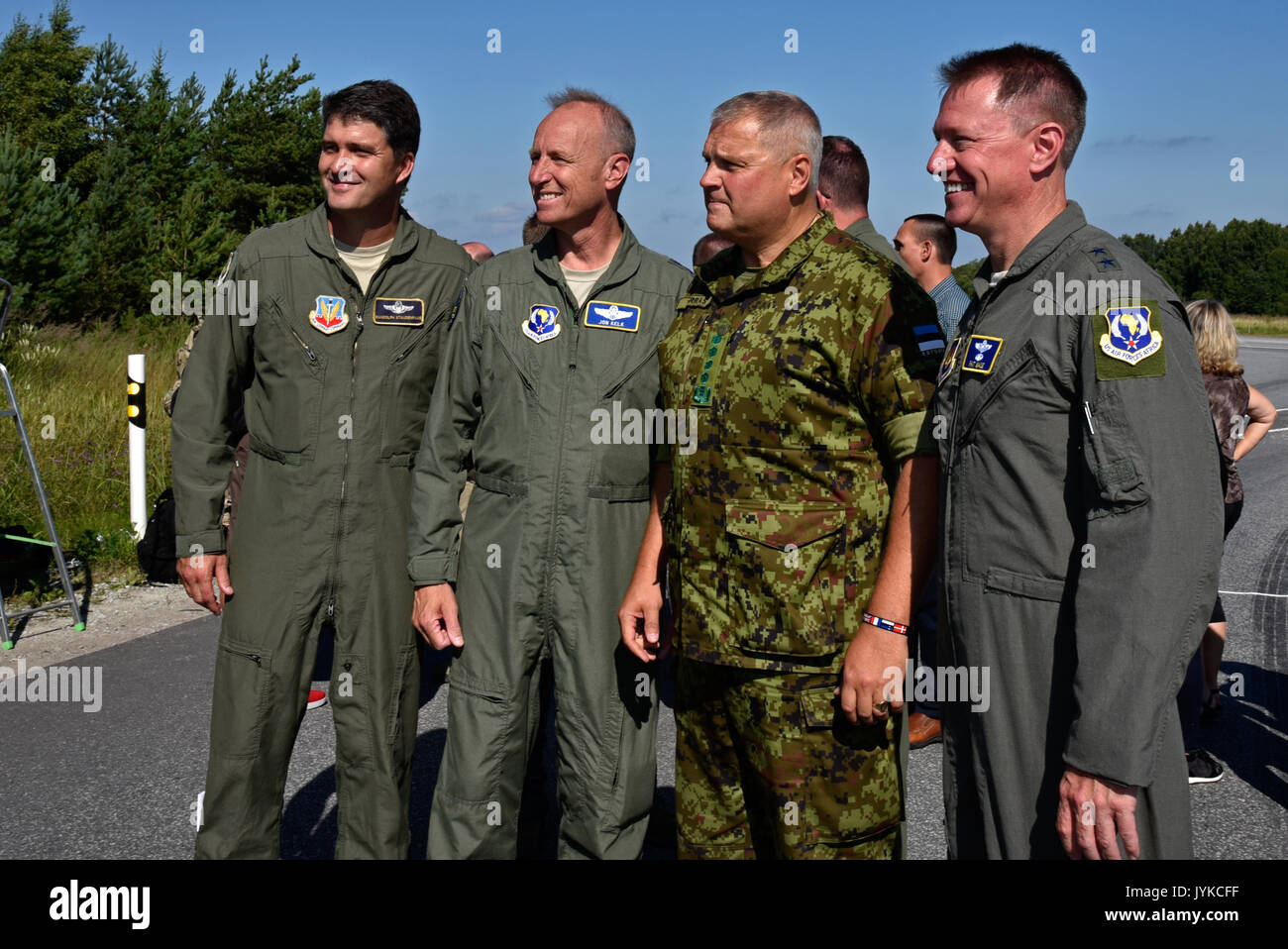 (Von links) Air Force Brig. Gen. Randolph J. Staudenraus, 175 Wing Commander, Maryland Air National Guard; Luftwaffe Generalmajor Jon Kelk, ANG, Assistent des Kommandanten für die US-Streitkräfte in Europa Luftwaffen Afrika; Allgemeine Riho Terras, estnischen Streitkräfte Commander; und der Luftwaffe Generalmajor Pat Furt, USAFE-AFAFRICA, posieren für ein Foto 10.08.2017, Autobahn Landung der A-10 Thunderbolt II C Flugzeuge auf Jägala-Käravete Highway, Estland. Die flugausbildung Bereitstellung wird von der Europäischen Sicherheit Initiative zur Unterstützung der Operation Atlantic Lösen finanziert. Die US-Luftwaffe presen Stockfoto