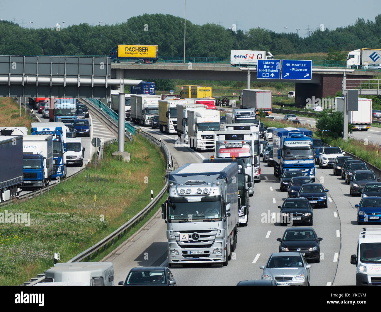 Deutsche Autobahn Autobahn Schnellstraße Autobahn Stau Lkw Lkw container Engpass Überlastung der CO2-Emissionen Stockfoto