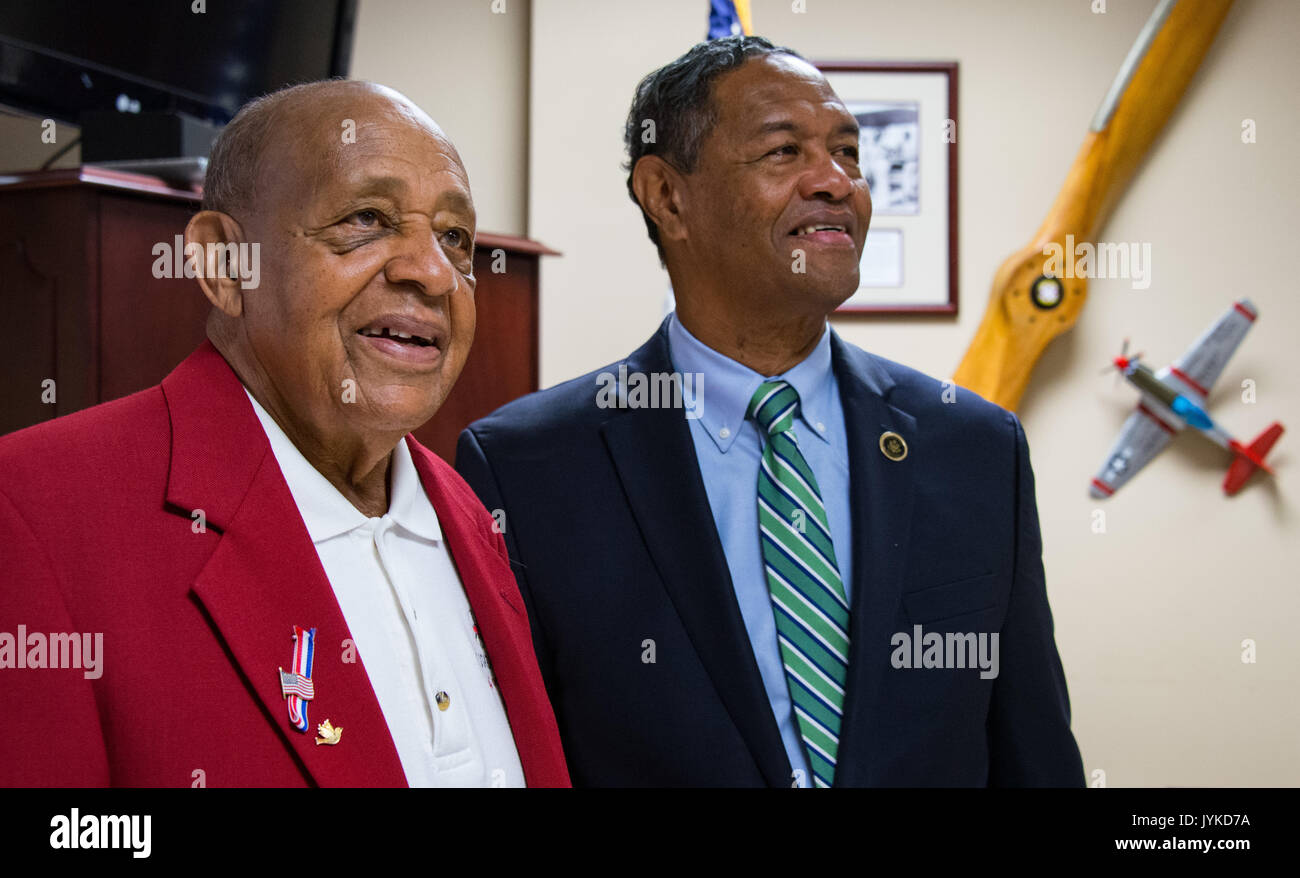 Maxwell AFB, Ala - ehemaliger Tuskegee Flieger und Kriegsgefangenen pensionierter Lieutenant Colonel Harold Brown und pensionierter Colonel Roosevelt J. Lewis, Jr., in der Vielzahl von Tuskegee Airmen Erinnerungsstücke in der Herbert Carter Zimmer im Squadron Officer College bei seinem ersten Besuch in Maxwell Air Force, Nov. 14, 2017. Brown, der einen Doktortitel erwarb, ist eine lebenslange Erzieher, der an die Studenten der Universität Schulen sprach. (US Air Force Foto von Melanie Rodgers Cox/Freigegeben) Stockfoto