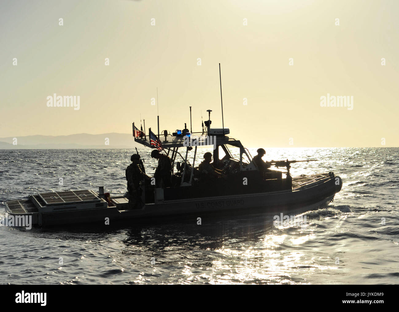 Küstenwache von Port Security Unit 305 an Bord eines 32-Fuß-Transportable Port Security Boot Erzwingen einer Sicherheitszone vor der Küste der Marinestation Guantánamo Bay, Kuba, Mittwoch, 19. Juli 2017. PSU305 ist der Marinestation Guantánamo Bay bereitgestellt Mission Unterstützung für das Verteidigungsministerium zur Verfügung zu stellen. U.S. Coast Guard Foto von Petty Officer 2. Klasse Matthew S. Masaschi Stockfoto