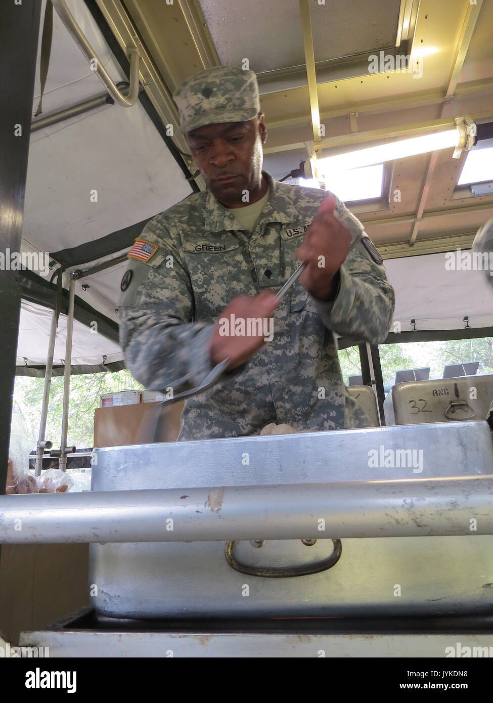 Spc. Friedrich Grün bereitet Huhn metall Kugeln während CSTX 17-02. Grün ist eine 92 G Im 321 Sustainment Brigade. Er ist von Baton Rouge, Louisiana, ein zugschaffner, und freut sich auf das jährliche Training für die Soldaten zu kochen. Die gemeinsamen Anstrengungen von 92 G von der 304th SB 321 SB, 143 ESC, 77th CSSB und 654 . RSG Füttern etwas über tausend Soldaten zweimal am Tag. Stockfoto