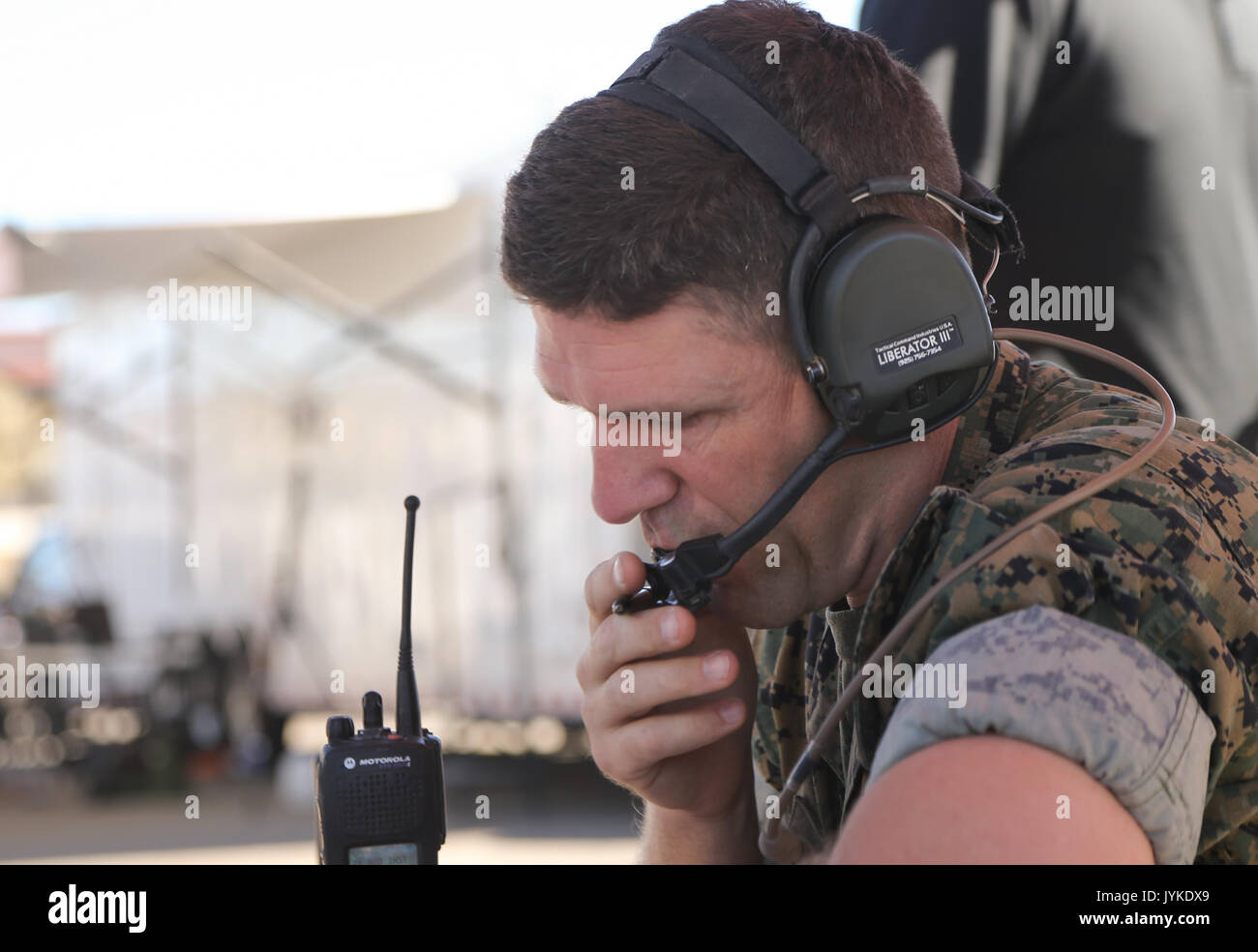Ein Marine Aviation Weapons and Tactics Instructor mit MAWTS-1 koordinierte sich mit Piloten während einer digital unterstützten Nahflugübung in MCAS Yuma, Arizona, um das Lagebewusstsein und die Risikominderung auf dem Schlachtfeld zu verbessern. Stockfoto