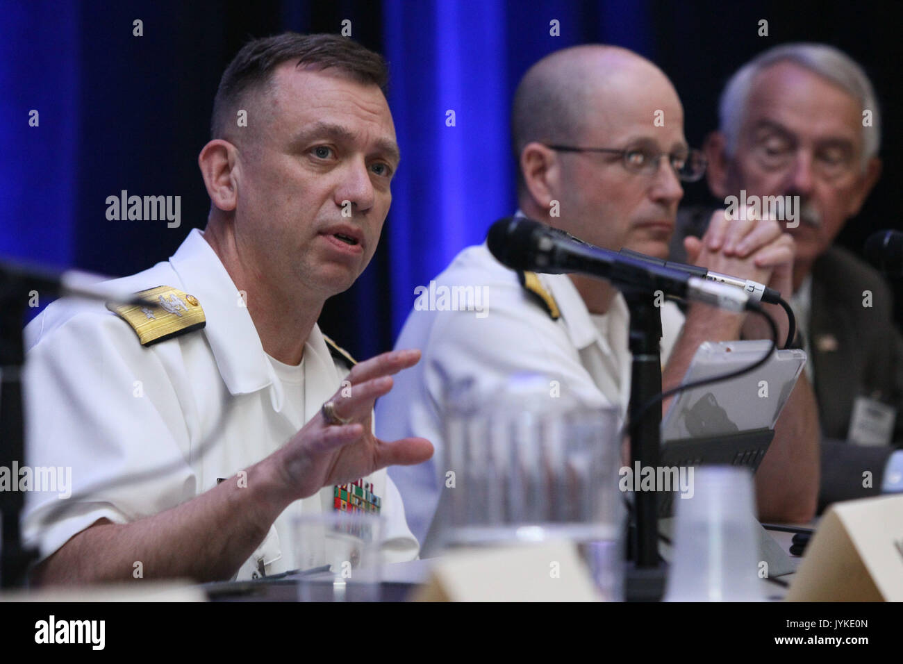 170815-N-HW 977-173 SAN DIEGO (Aug. 15, 2017) der hinteren Adm. James Downey, Links, Befehlshaber der Marine World Maintenance Center, beantwortet Fragen während einer Podiumsdiskussion an der amerikanischen Gesellschaft der Naval Engineers (ASNE) Flotte Wartung und Modernisierung Symposium 2017. Die jährliche Veranstaltung wird gesponsert von der amerikanischen Gesellschaft der Naval Engineers (ASNE) und vereint Schiffbau und Wartung Experten mit wichtigen öffentlichen Dienst und Marine Entscheidungsträger Flotte total Life-cycle Management und Modernisierung Praktiken zu teilen. (U.S. Marine Foto von Greg Vojtko/Freigegeben) Stockfoto