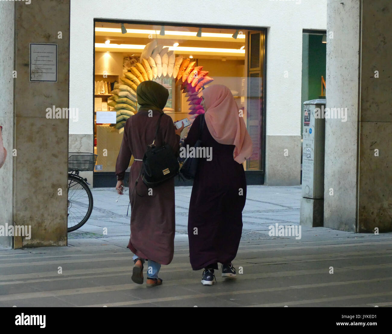 Burka Kopftuch arabische arabische Medizinische touristische Europäische Stadt München für Behandlung reisen Stockfoto