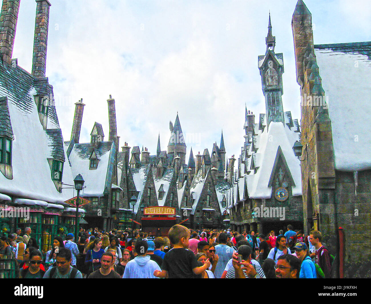 Orlando, USA - Januar 02, 2014: Besucher genießen die Harry Potter themed Sehenswürdigkeiten und Geschäften an der Hogsmeade Dorf in den Universal Studios Inseln Adventure Theme Park Stockfoto