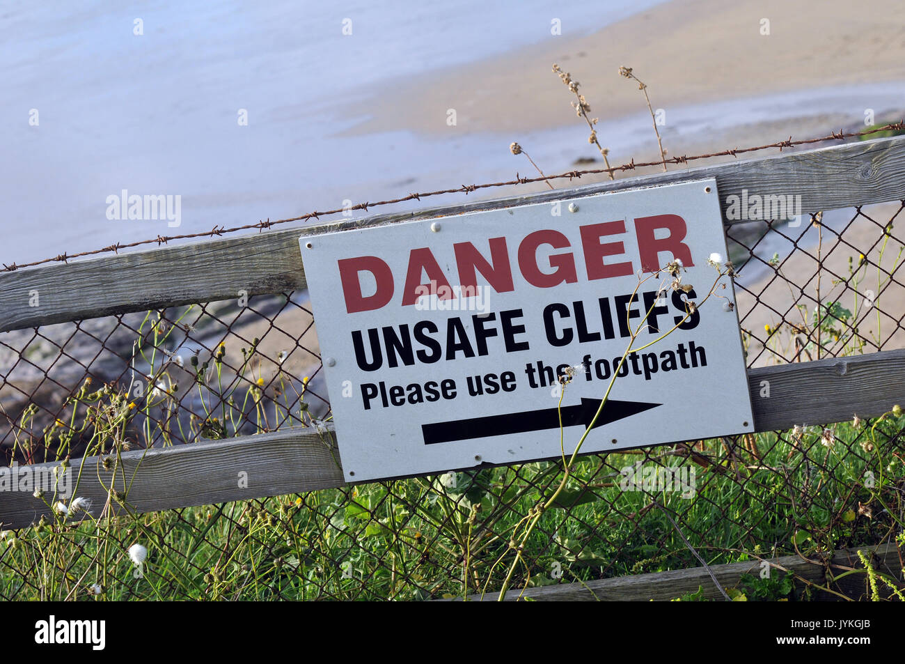 Warnung Verbotsschilder auf einem Cornish beach keine Brände oder Grillabende, keine Hunde, kein Camping und Gefahr unsicherer Klippen wandern Surfen an den Stränden Stockfoto