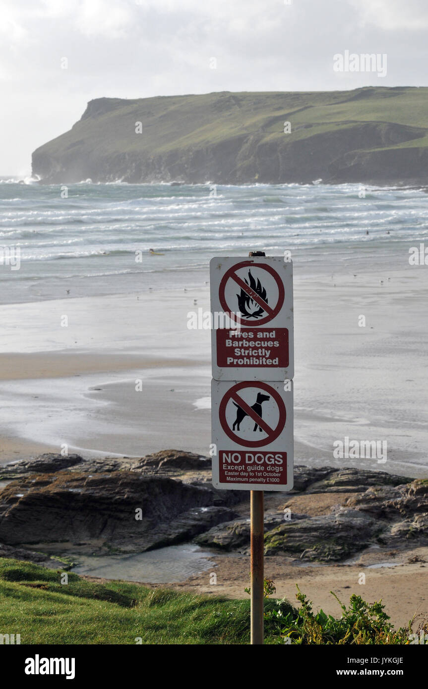 Warnung Verbotsschilder auf einem Cornish beach keine Brände oder Grillabende, keine Hunde, kein Camping und Gefahr unsicherer Klippen wandern Surfen an den Stränden Stockfoto