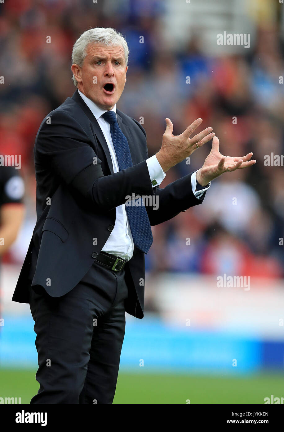 Stoke City Manager Mark Hughes auf dem touchline während der Premier League Spiel in der bet365-Stadion, schüren. Stockfoto