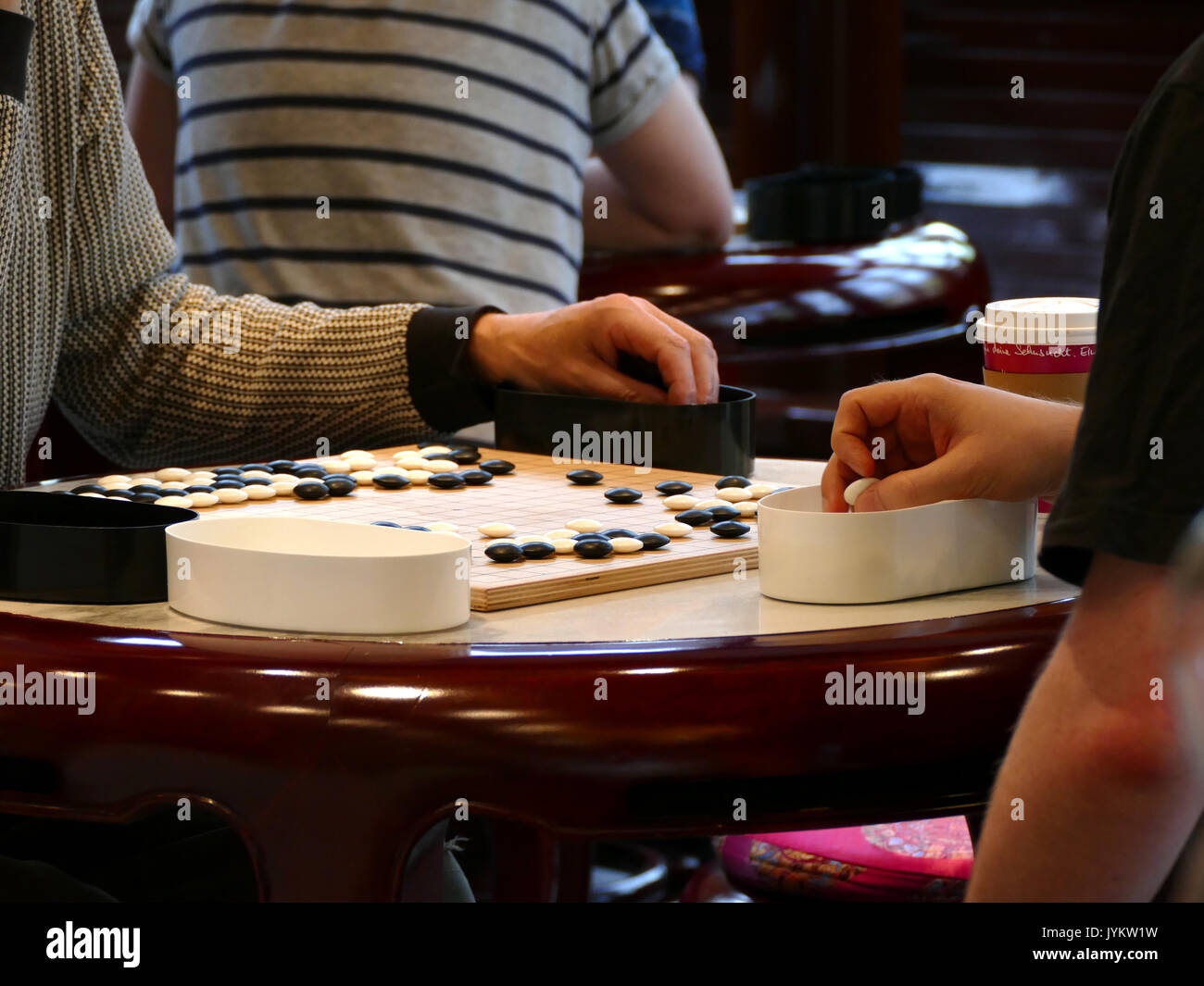 Europäische Amateur-Spieler spielen Chinesisch Weiqi, Japanisch gehen, Koreanisch Baduk, im Teehaus. Alpha Go Stockfoto