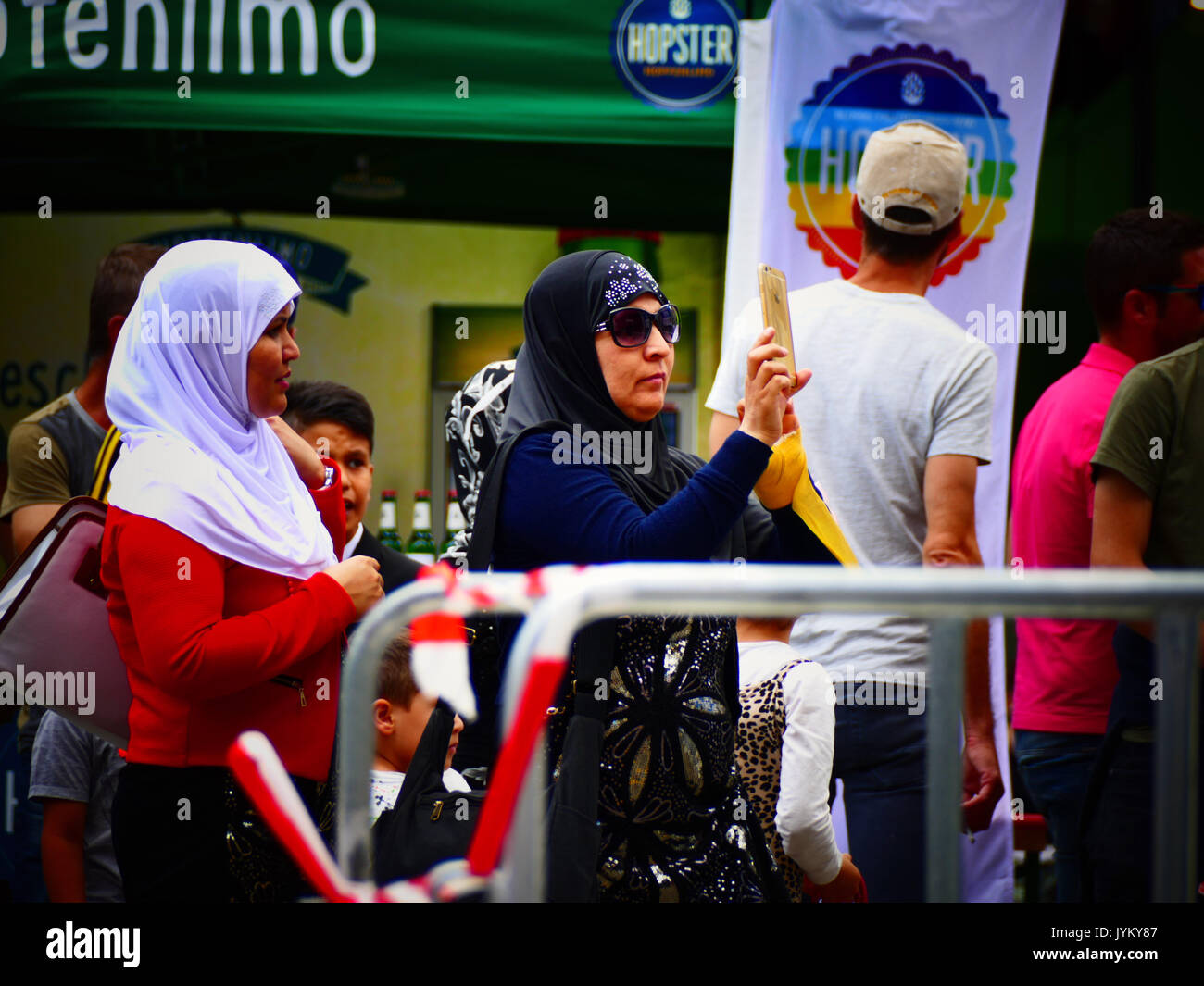 Muslimische Frauen fotografieren Deutschland Deutsche Münchener CSD Christopher Street Day Ehe für Alle party Konzert Feier Stockfoto