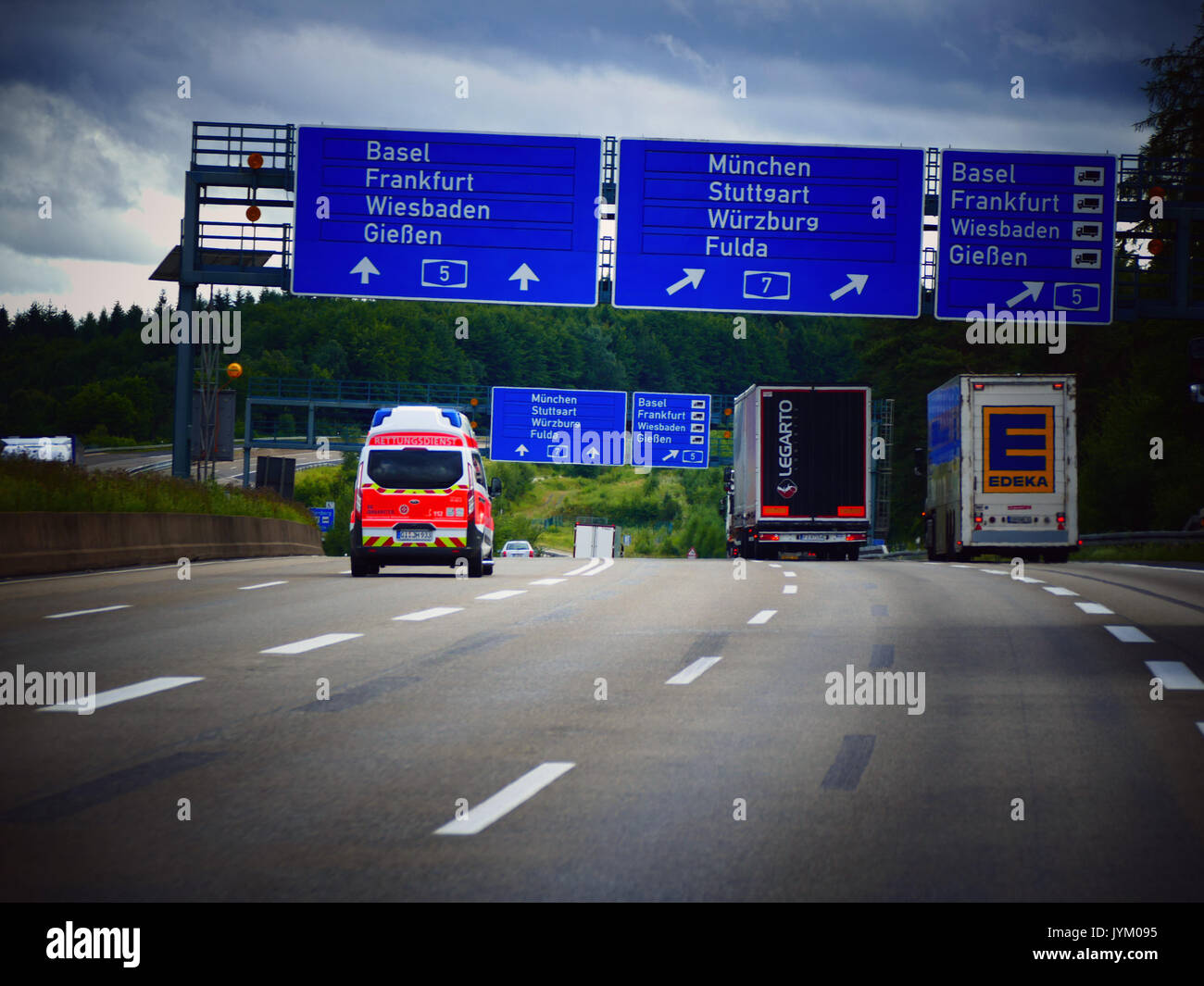 Deutschland Ambulanz medizinische Lkw auf deutschen Autobahnen Autobahn Schnellstraße Autobahn Verkehr in Wetter Stockfoto