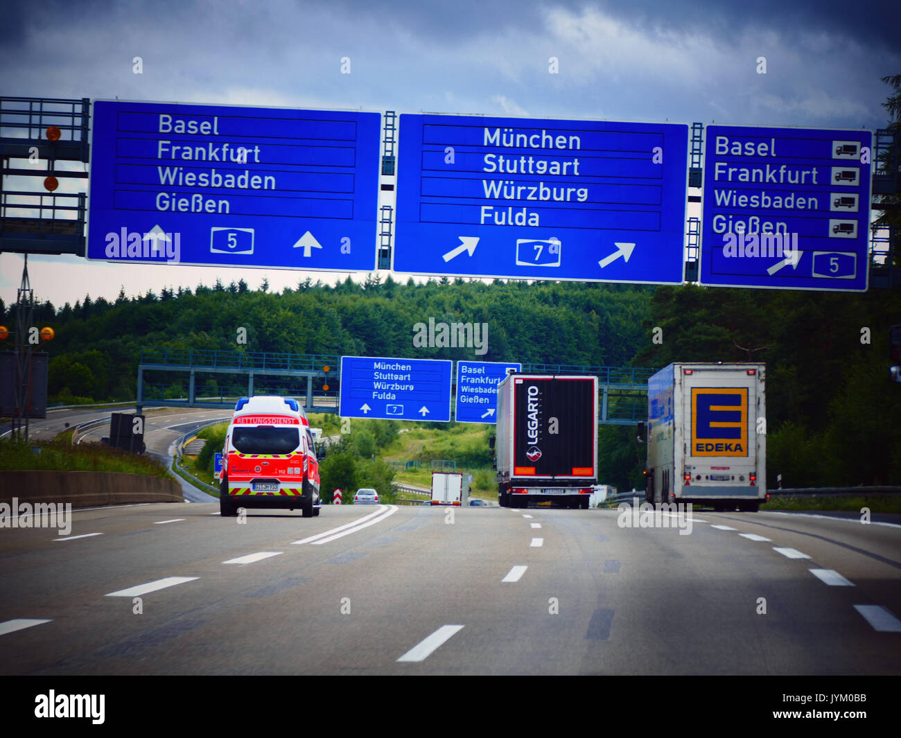 Deutschland Ambulanz medizinische Lkw auf deutschen Autobahnen Autobahn Schnellstraße Autobahn Verkehr in Wetter Stockfoto