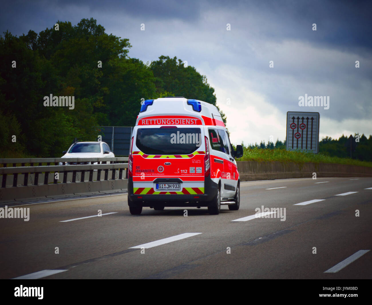 Deutschland Ambulanz medizinische Lkw auf deutschen Autobahnen Autobahn Schnellstraße Autobahn Verkehr in Wetter Stockfoto