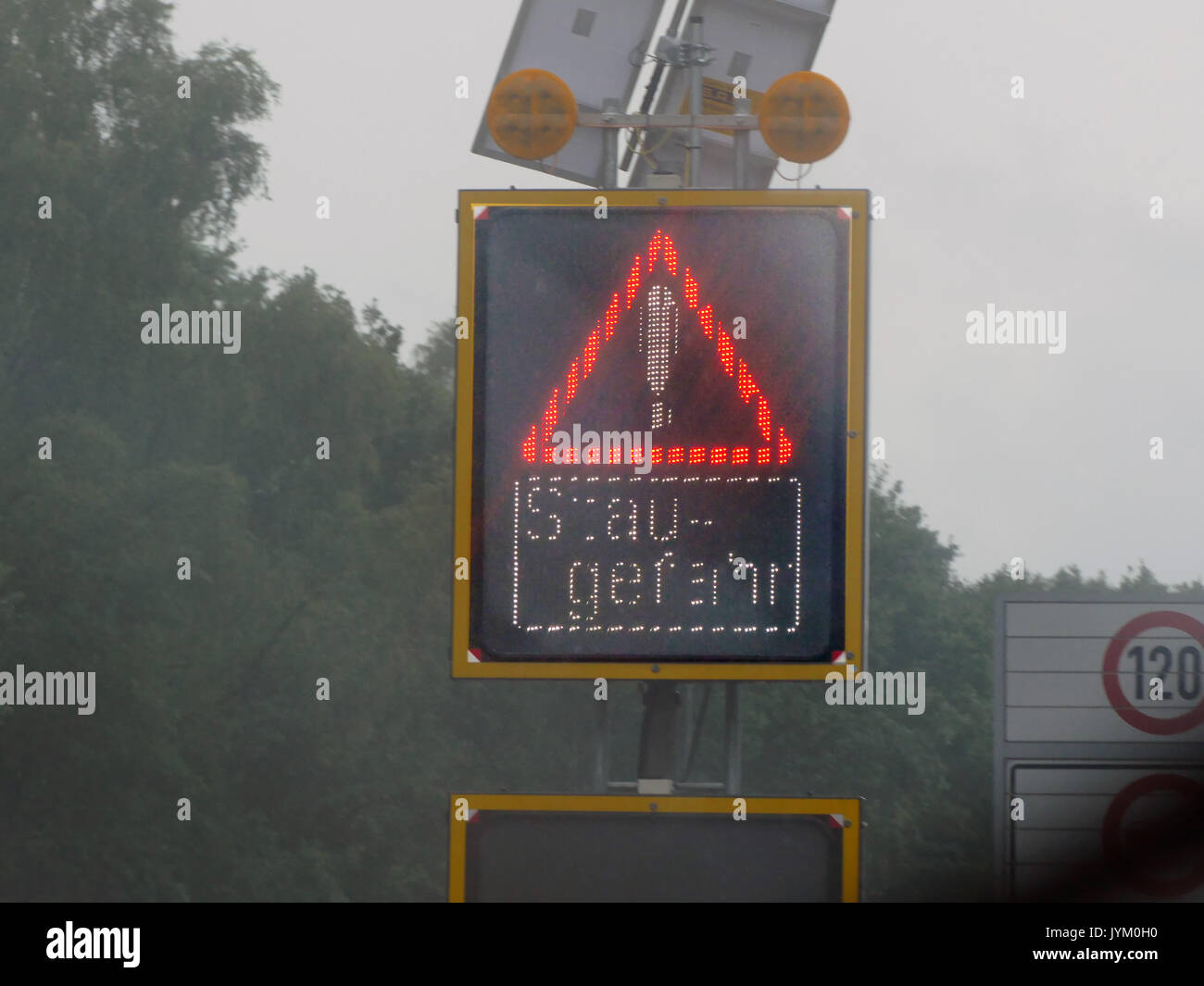 LED-Stau Singal: Deutsche Autobahn Autobahn Autobahn Autobahn Autobahn Autobahn Verkehrsgefahr Stau Regentag Stockfoto