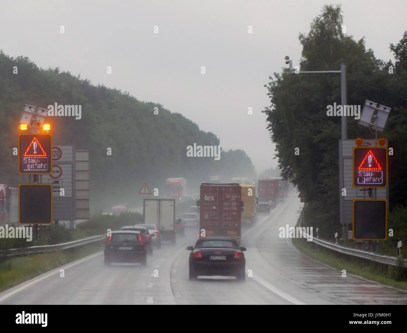 LED-Stau Singal: Deutsche Autobahn Autobahn Autobahn Autobahn Autobahn Autobahn Verkehrsgefahr Stau Regentag Stockfoto