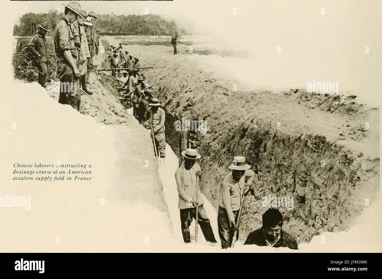(1919) pic 05 chinesische Arbeiter Bau einer Drainage an einer amerikanischen Luftfahrt- Feld in Frankreich Stockfoto