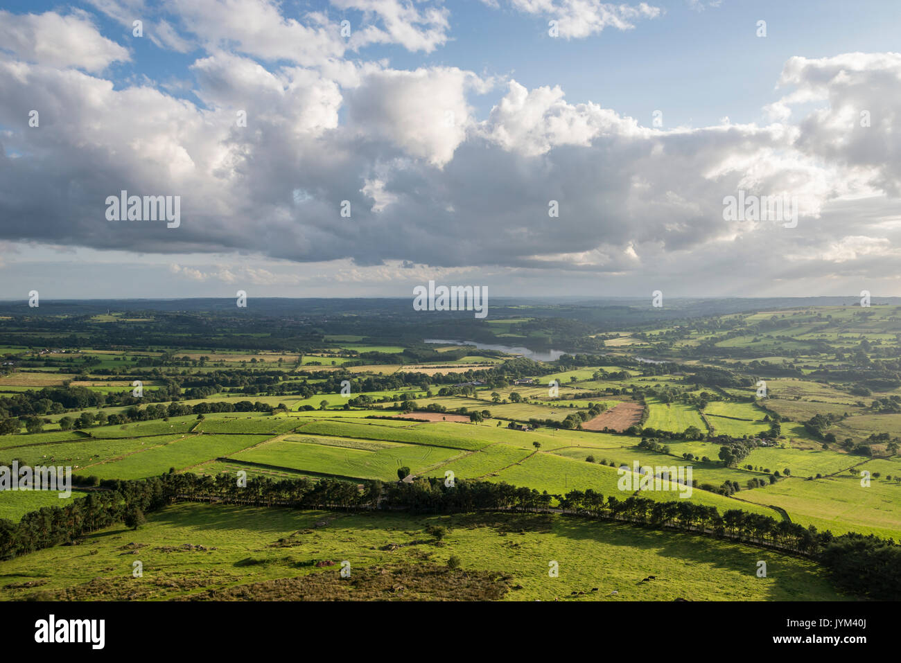 Schöne Aussicht über Staffordshire Landschaft von Huhn Wolke in der Nähe der Kakerlaken, Peak District. Tittesworth Reservoir von grünen Wiesen umgeben. Stockfoto