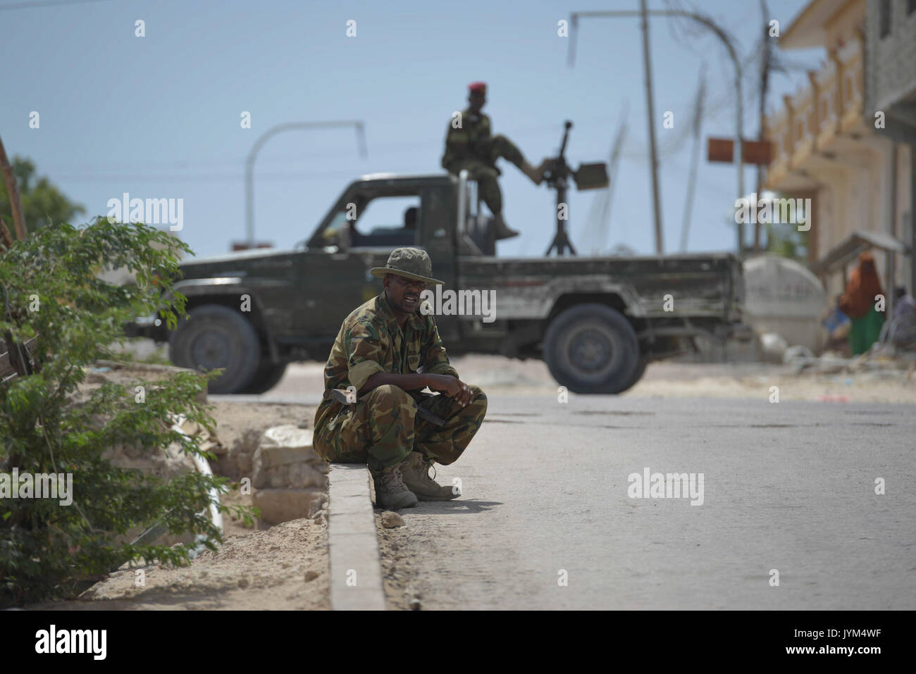 Ein Mitglied der SNA sitzt vor einem Technischen in der Nähe von Mogadischu in Somalia Parlament am 21. Dezember. AU UN-IST-FOTO Tobin Jones (11511052653) Stockfoto