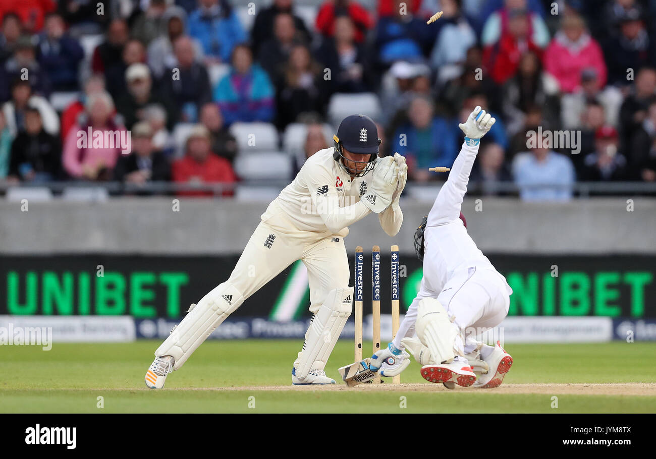 West Indies Jermaine Blackwood wird am dritten Tag des ersten Investec Test-Spiels in Edgbaston, Birmingham, vom englischen Jonny Bairstow gestolpert. DRÜCKEN SIE VERBANDSFOTO. Bilddatum: Samstag, 19. August 2017. Siehe PA Geschichte CRICKET England. Bildnachweis sollte lauten: David Davies/PA Wire. Stockfoto