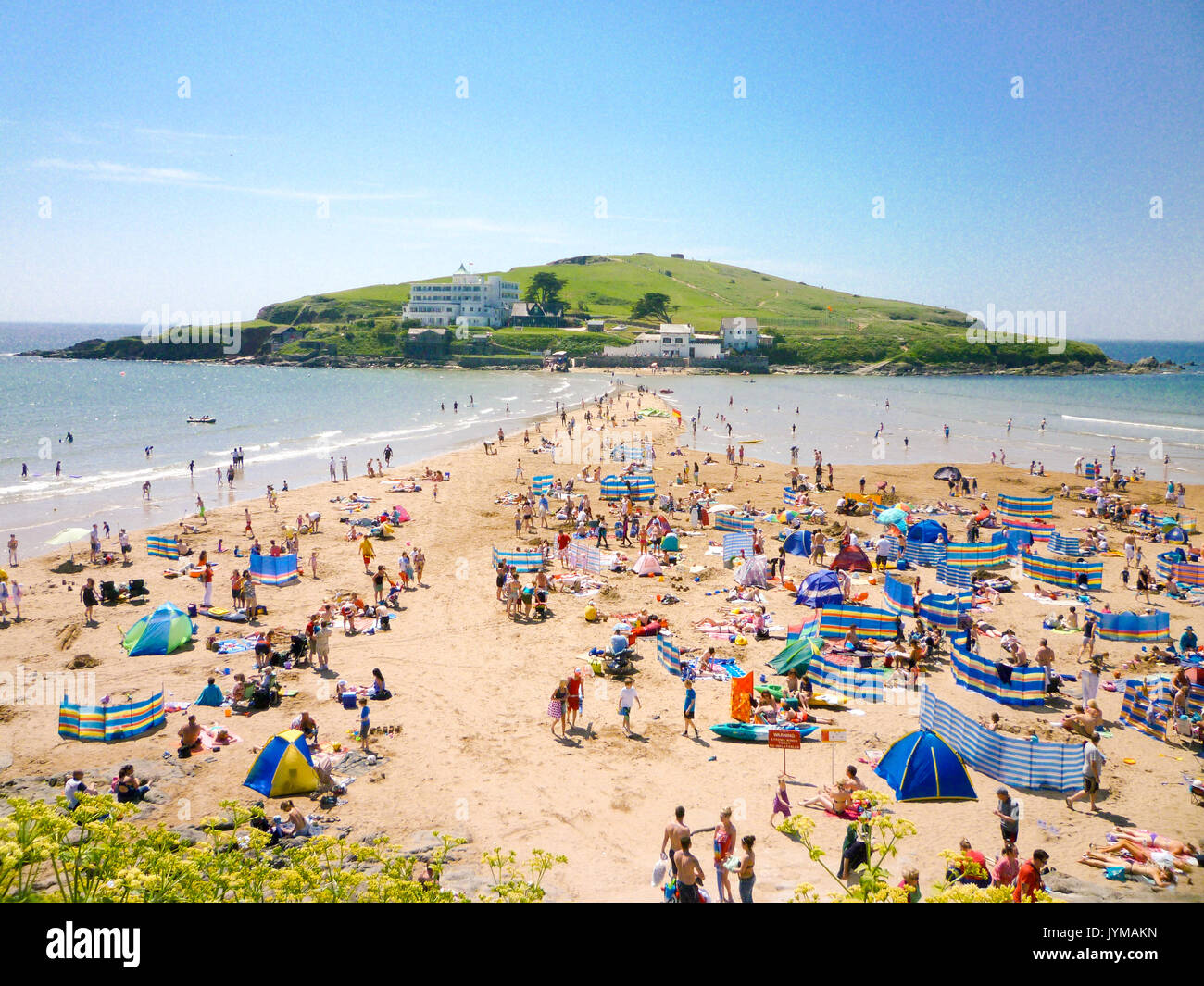 Touristen Sonnen vor Burgh Island Hotel in Devon, England Stockfoto