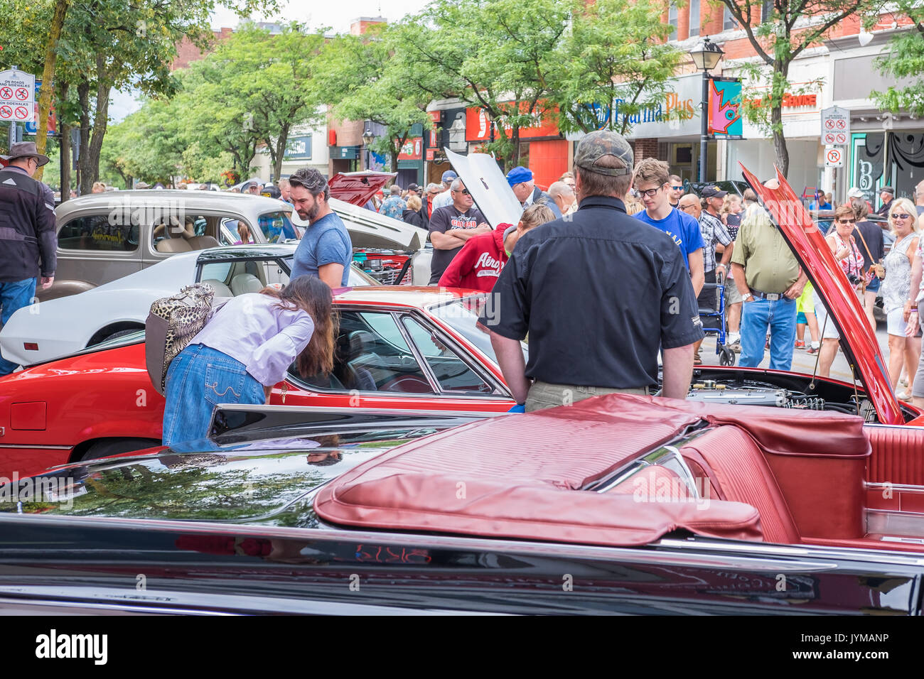 ORILLIA ONTARIO KANADA - 17. August 2017: 19. jährlichen Downtown Orillia Classic Car Show. Eine erstaunliche Sammlung von über 400 klassische Autos und Nutzfahrzeuge o Stockfoto