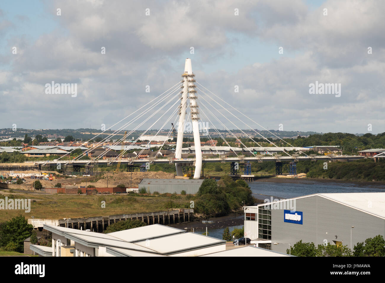 Die neue Brücke über den Fluss kurz vor der Fertigstellung Verschleiß, Sunderland, North East England, Großbritannien Stockfoto