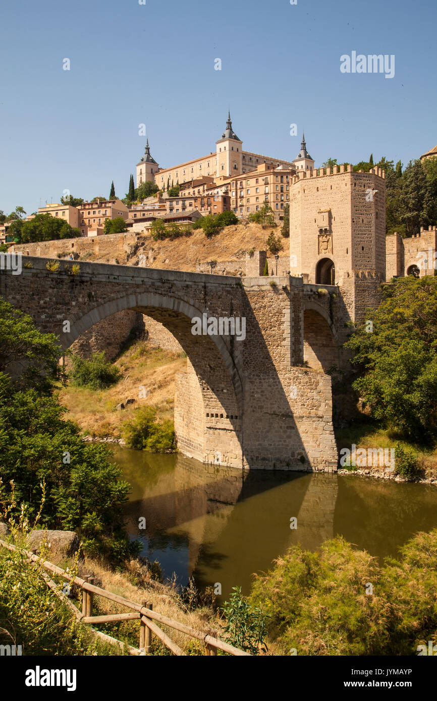 Ansicht der Alcantara Brücke über den Tejo in Richtung der mittelalterlichen Stadt Toledo Spanien mit dem Alcazar im Hintergrund Stockfoto