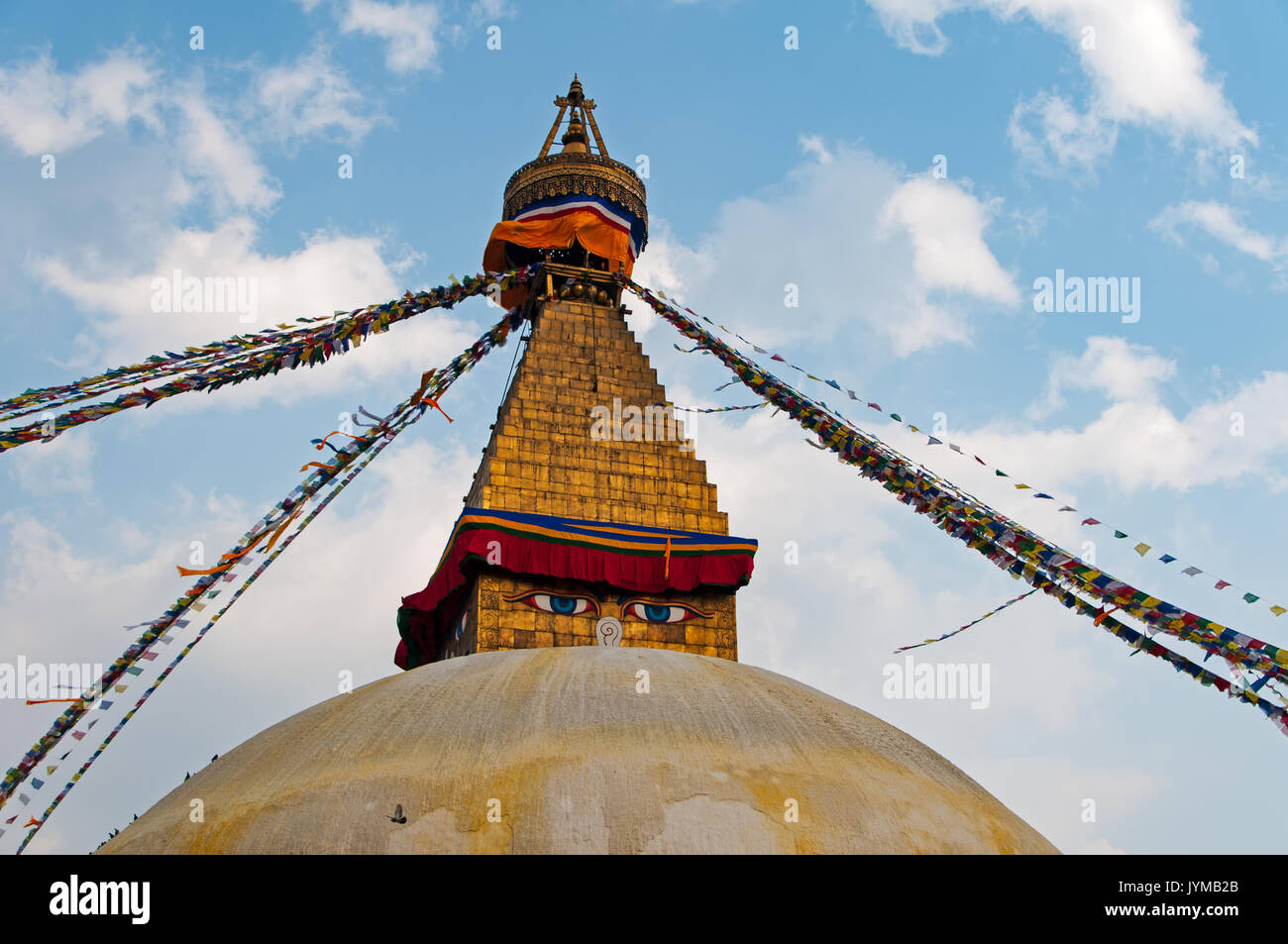 Anzeigen von boudhanath Tempel und Gebetsfahnen. Boudhanath ist ein Stupa in Kathmandu, Nepal. Es ist, als Khasti in Nepal Bhasa, Jyarung Khashor im Tibetischen bekannt Stockfoto